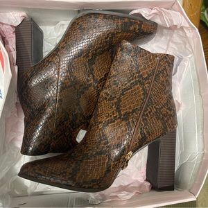 Women’s just fab faux snake skin brown boots Size 10